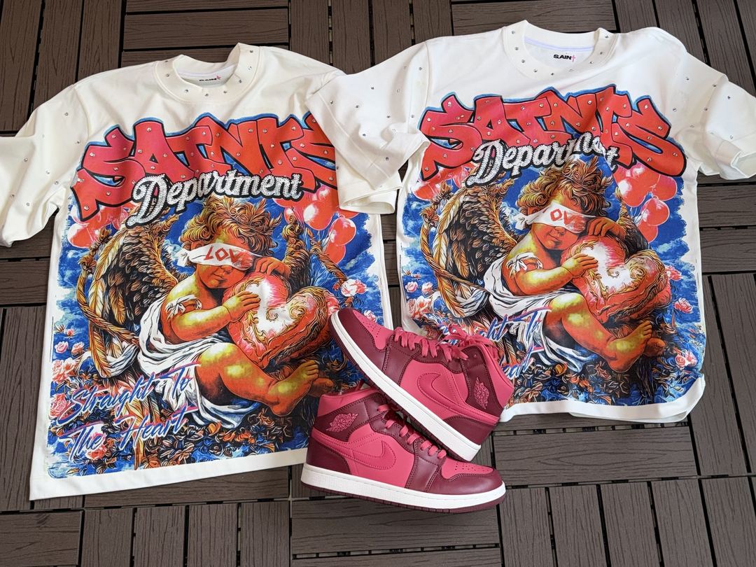 Combo Straight To The Heart: Camiseta cherub + Jordan 1 Mid vinotinto