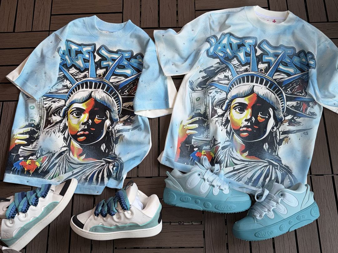 Combo Liberty Spray: Camiseta Libertad graffiti + tenis blanco y verde agua