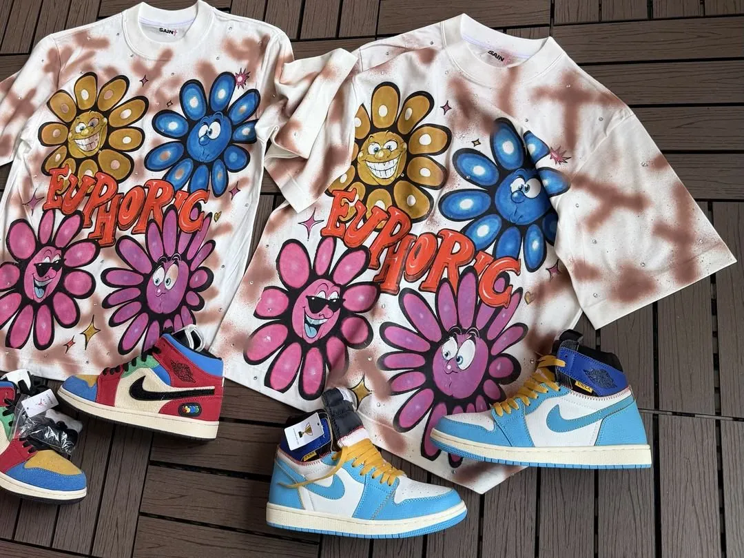 Combo Euphoric: Camiseta flores + Jordan 1 multicolor