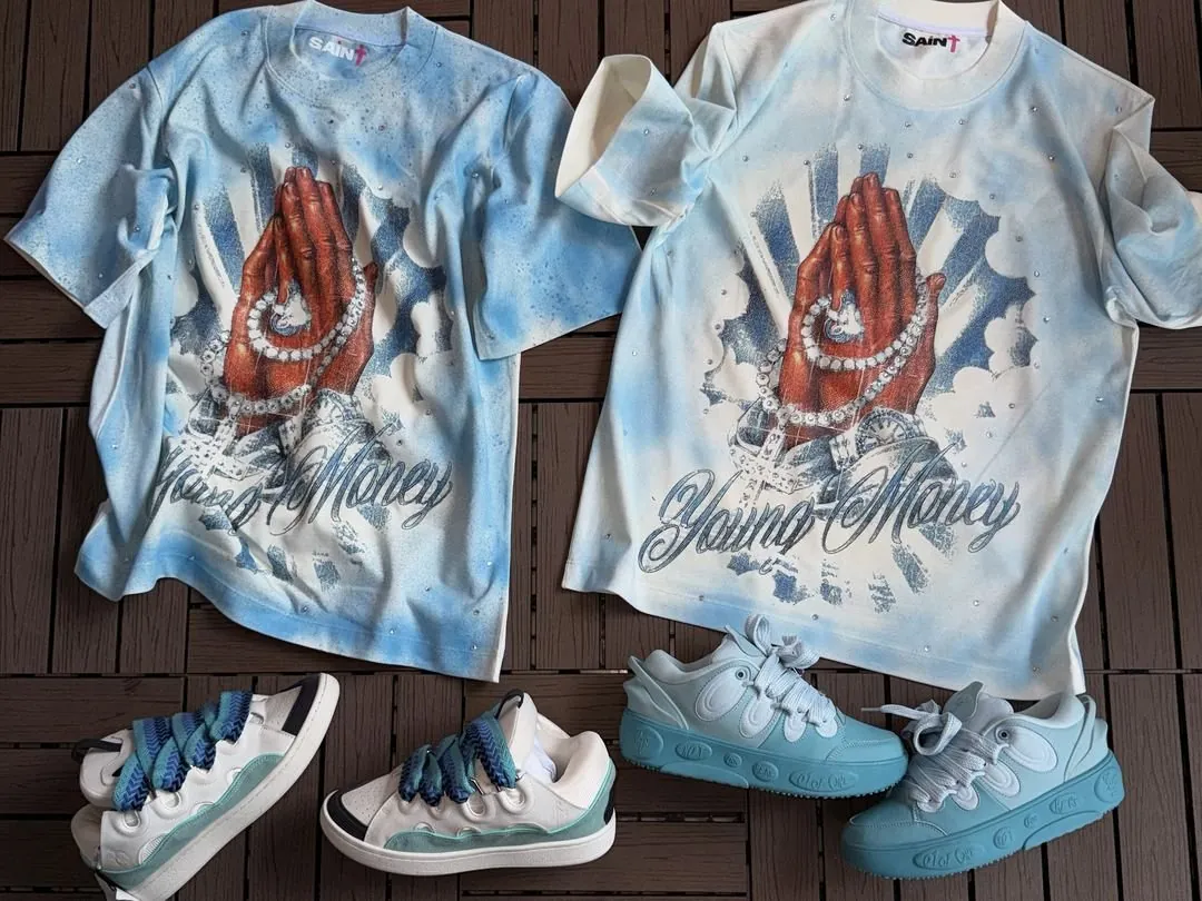 Combo Young Money: Camiseta manos rezando + tenis blanco y verde agua