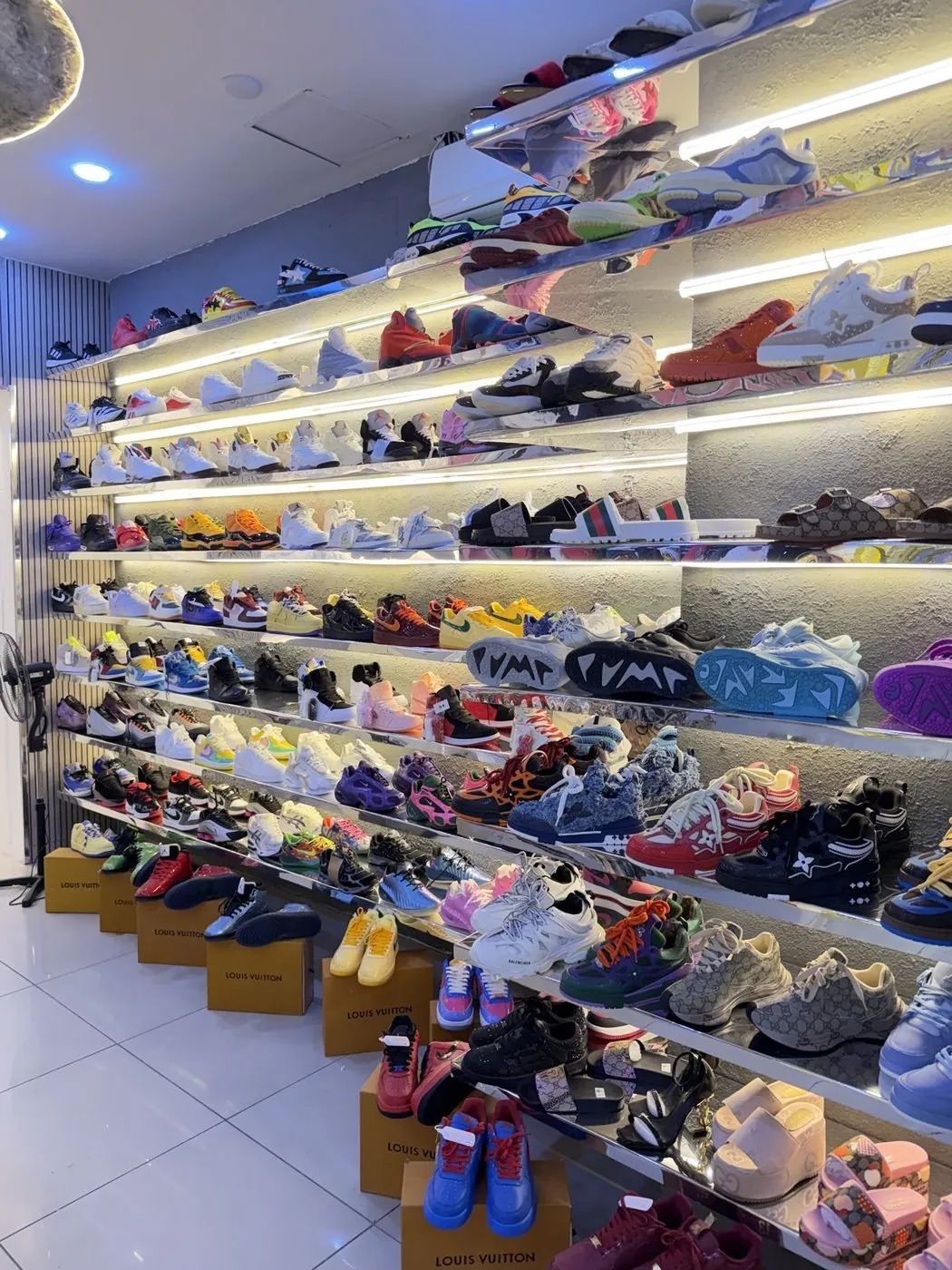 Estantes con tenis en el local de Culture