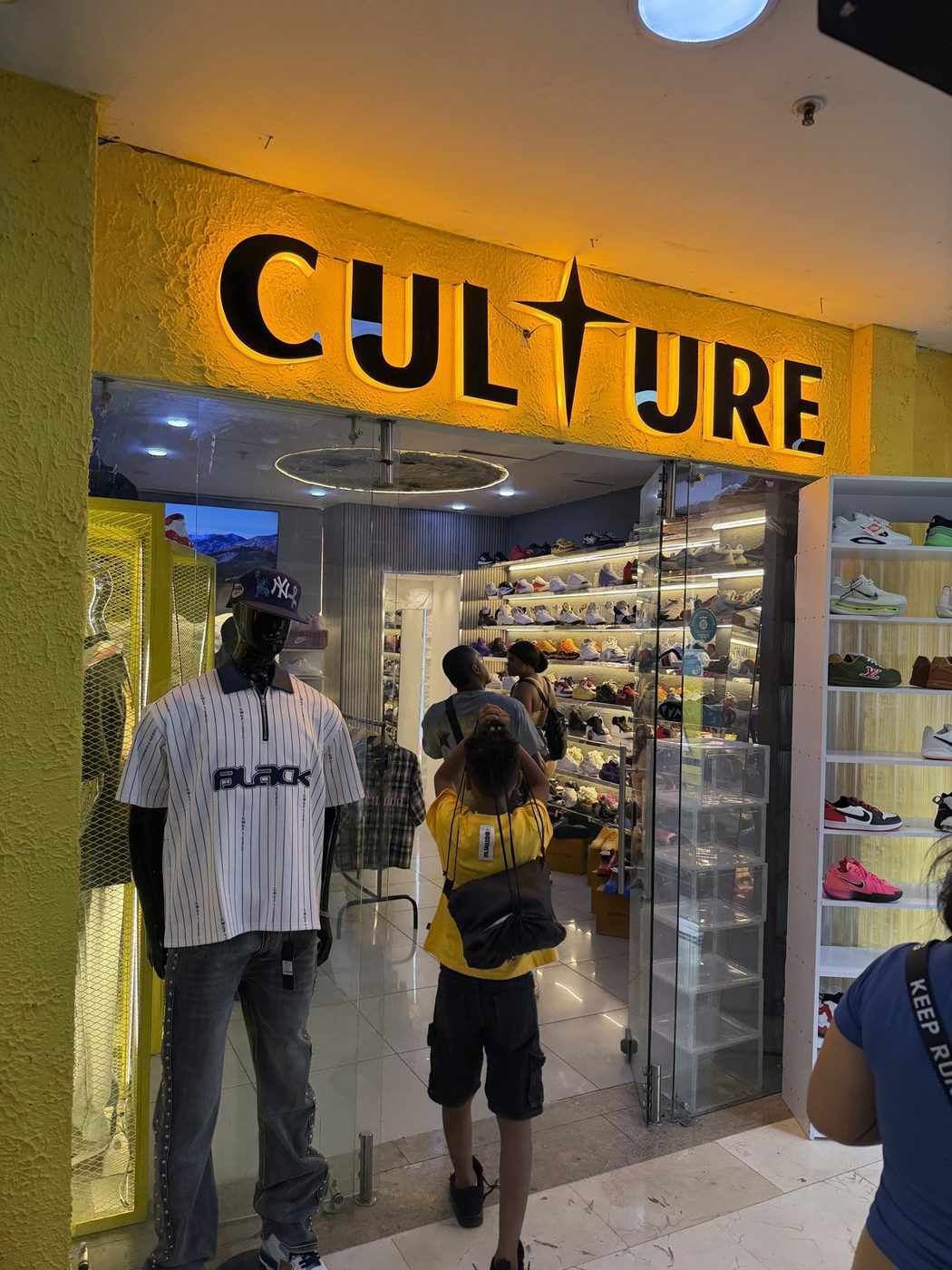 Fachada del local de Culture en el Centro Comercial Elite