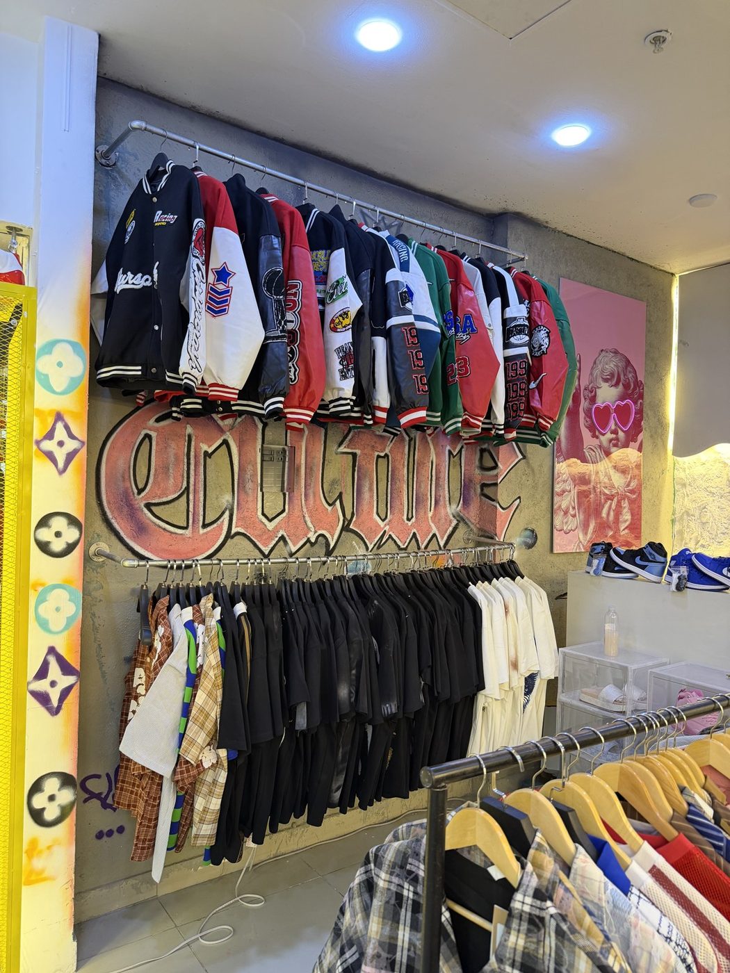 Mural y chaquetas dentro del local de Culture