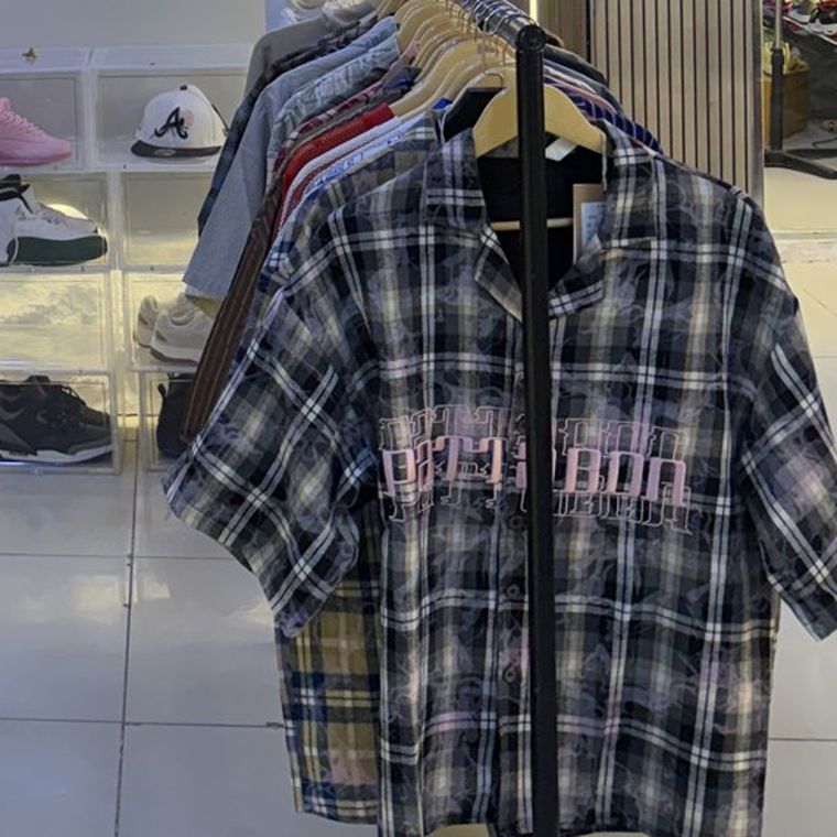 Camisas a cuadros en el local de Culture