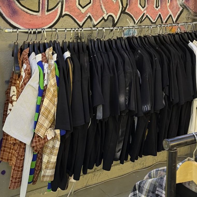 Camisetas en percha en el local de Culture