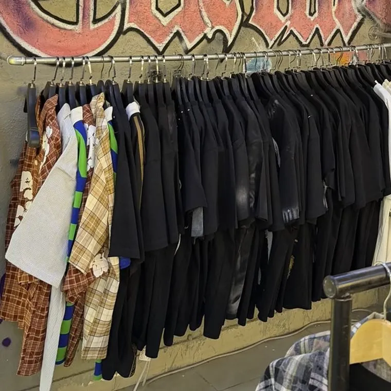 Camisetas en percha en el local de Culture