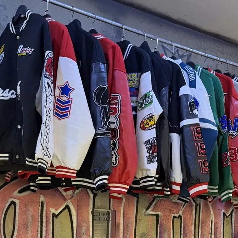 Chaquetas varsity colgadas en el local de Culture