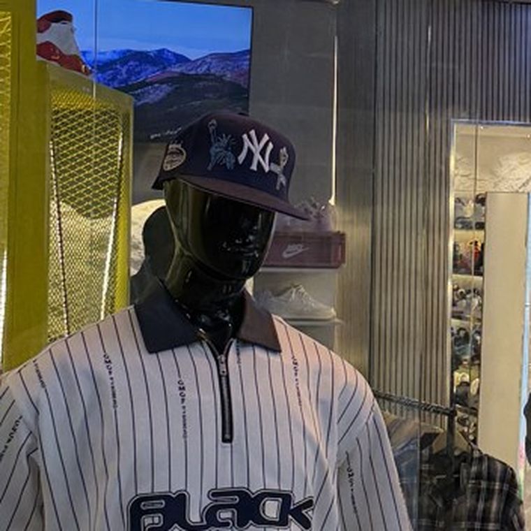 Gorra en maniquí dentro del local de Culture