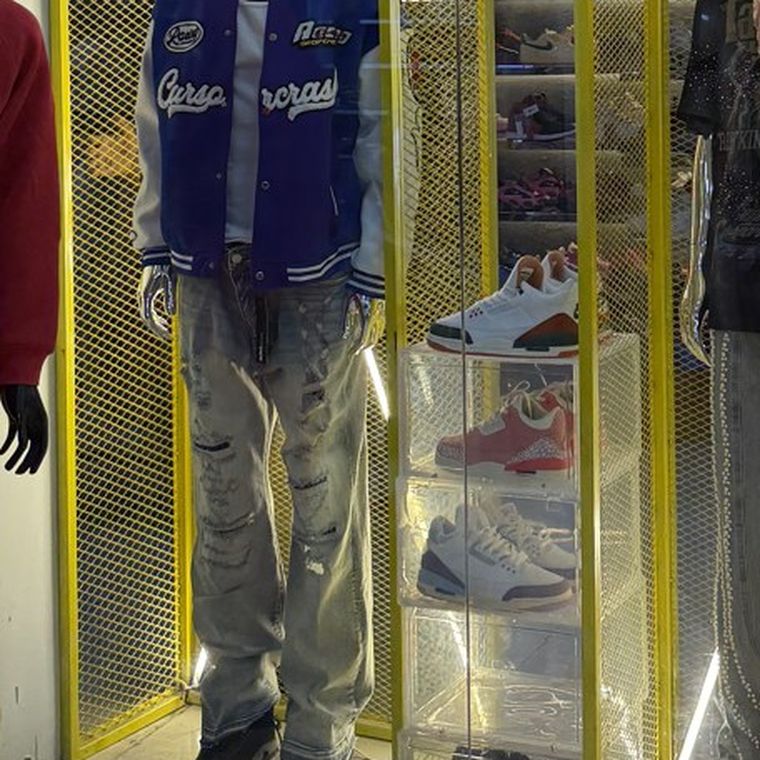 Jean y chaqueta en maniquí en la vitrina de Culture