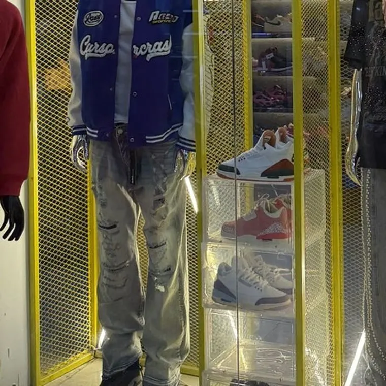 Jean y chaqueta en maniquí en la vitrina de Culture